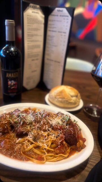 SUNDAY SPECIAL!!!🍝Tagliatelle al Ragù Napoletano

Fresh tagliatelle with a slow-simmered Sunday sauce of beef short rib, pork rib, Italian sausage, and meatball.

Only at Amalfi.

#amalfilnox #knoxvilleeats #knoxvillefoodie #italianfood #tagliatelle